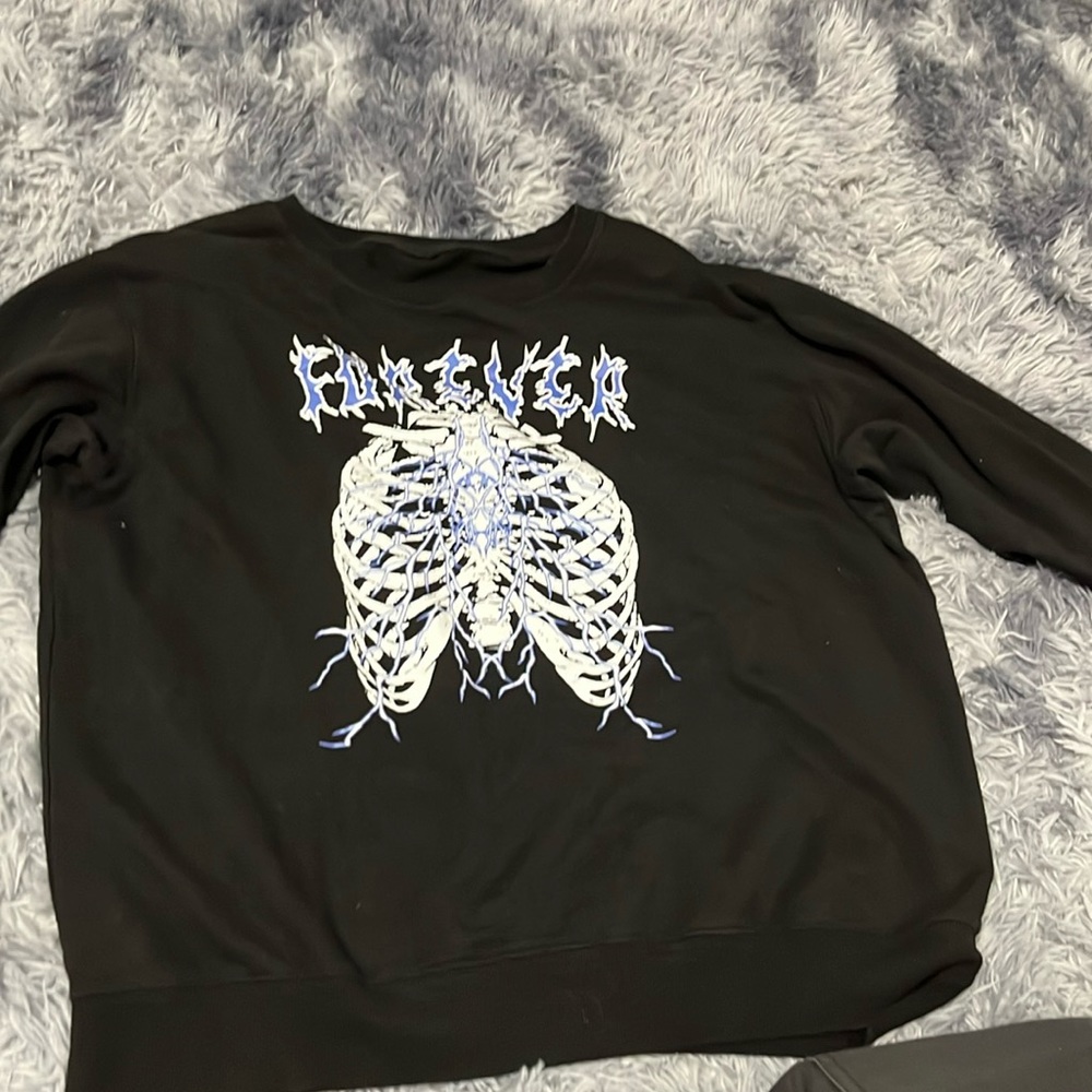 Men’s black and blue graphic sweater M